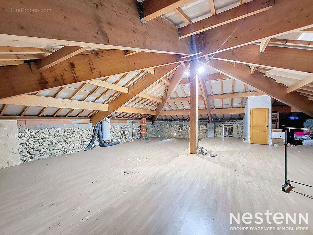 A Vendre Maison en pierre rénovée de cinq pièces sur propriété de plus de 2.4 hectares - photo 13