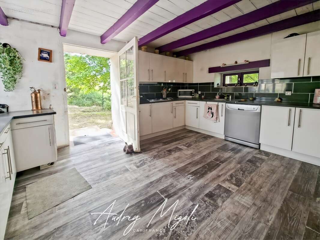 Maison en pierre au cœur de la nature, 109m², 3 chambres, garage et grande dépendance, au bord d'une rivière, terrain 1 hectare - photo 6