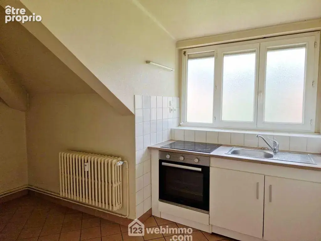 Elle offre la possibilité d'ajouter du mobilier ou une table.
