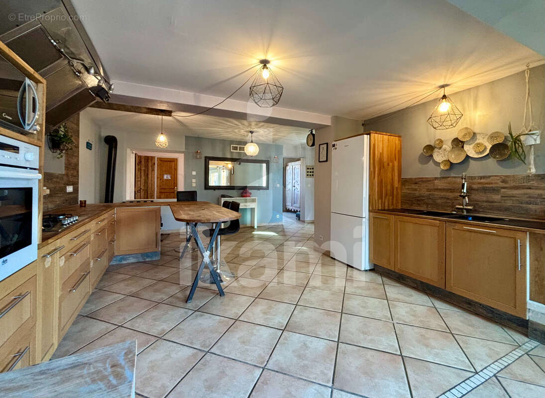 Maison à LAUDUN-L'ARDOISE