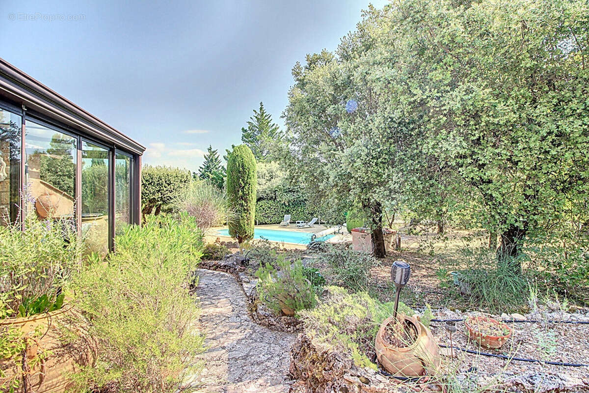 A VENDRE EN EXCLUSIVITE à TOURTOUR Maison de 132 m² + piscine + véranda de 15m² - photo 23