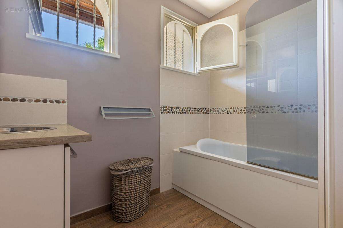 Maison Cugand 5 P . 4 Chs . 121.69 M² . T 1276 M² . Piscine avec abri . Garages . Terrasse - photo 14