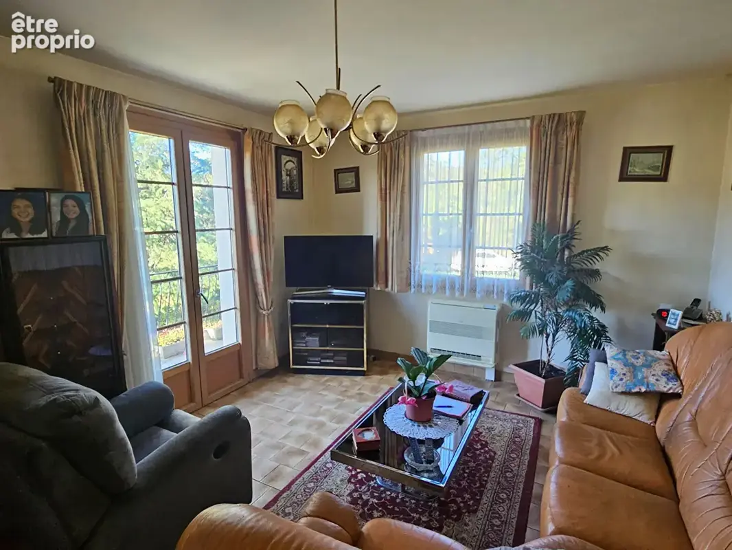 À VENDRE -Maison familiale de type 6 avec grand terrain clôturé, à moins de 10 minutes de Figeac - photo 4