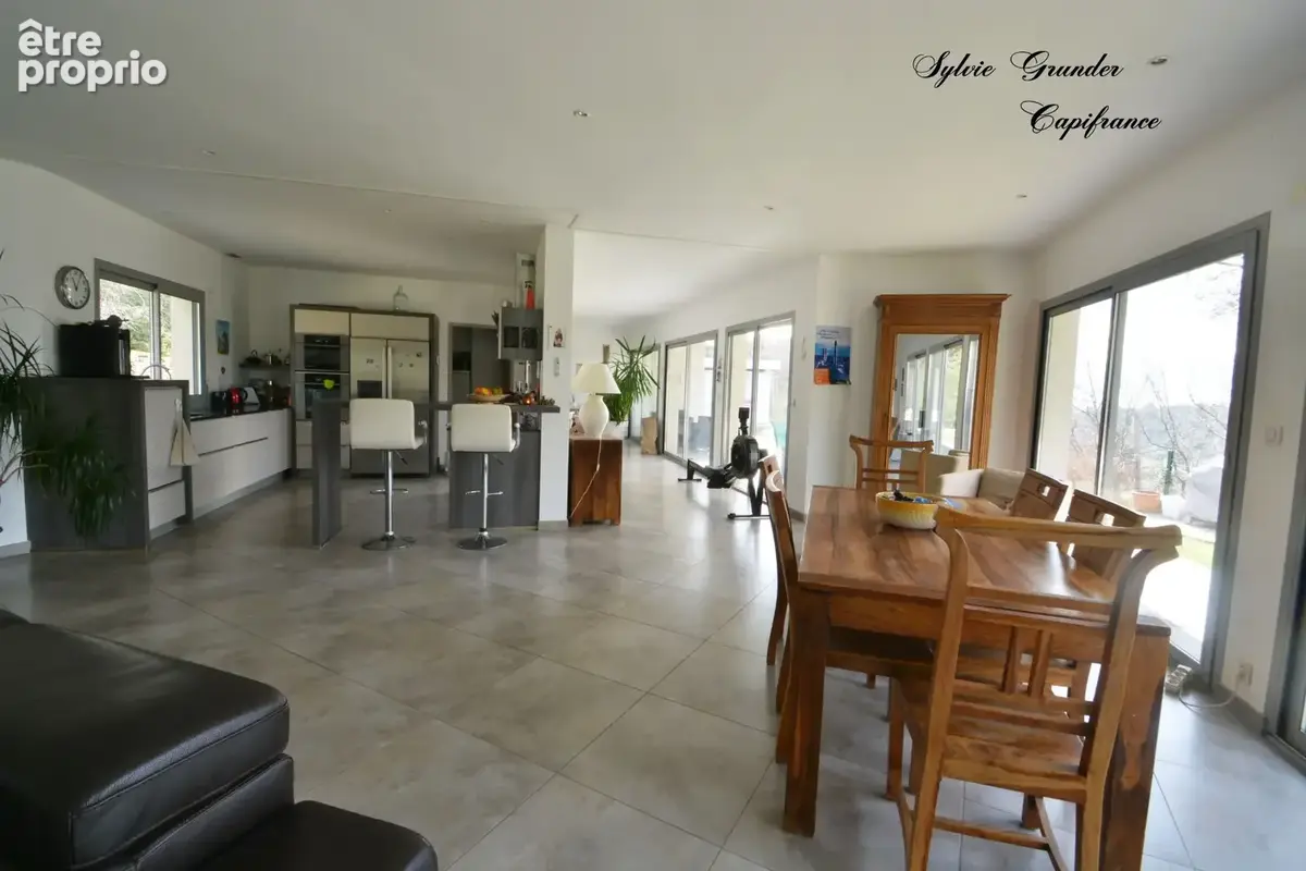 Dpt Bouches du Rhône (13), à vendre VERNEGUES maison P5 de 180 m² - Terrain de 1 300,00 m² - Plain pied - photo 5