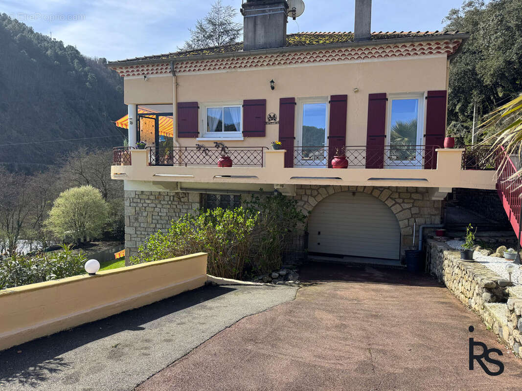 À 5 minutes à pied d'un village touristique, une maison des années 50' avec un jardin clos et arboré - photo 3