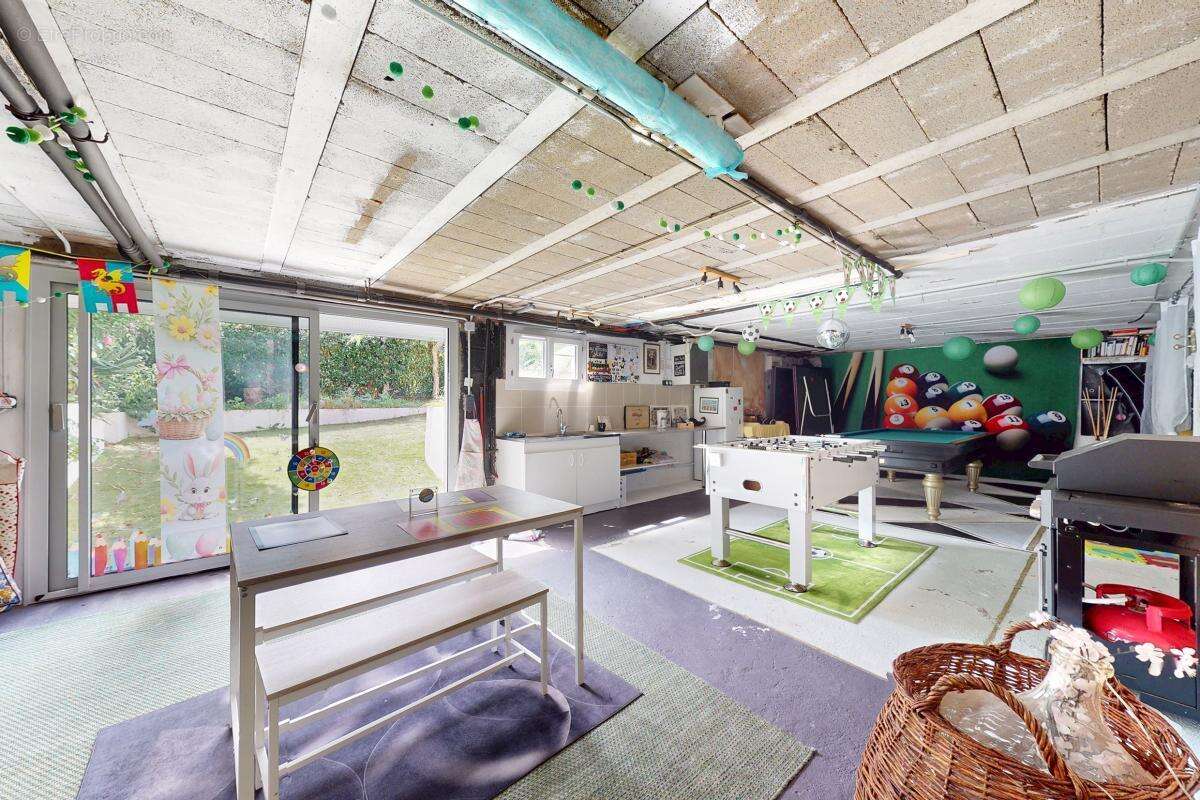 Maison familiale avec 1327 m² de terrain, sous-sol complet et dépendance – Proche Chambord - photo 9