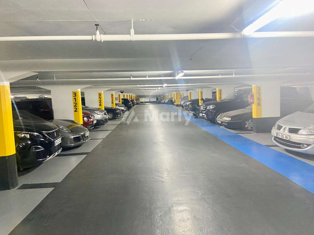 Parking à PARIS-7E