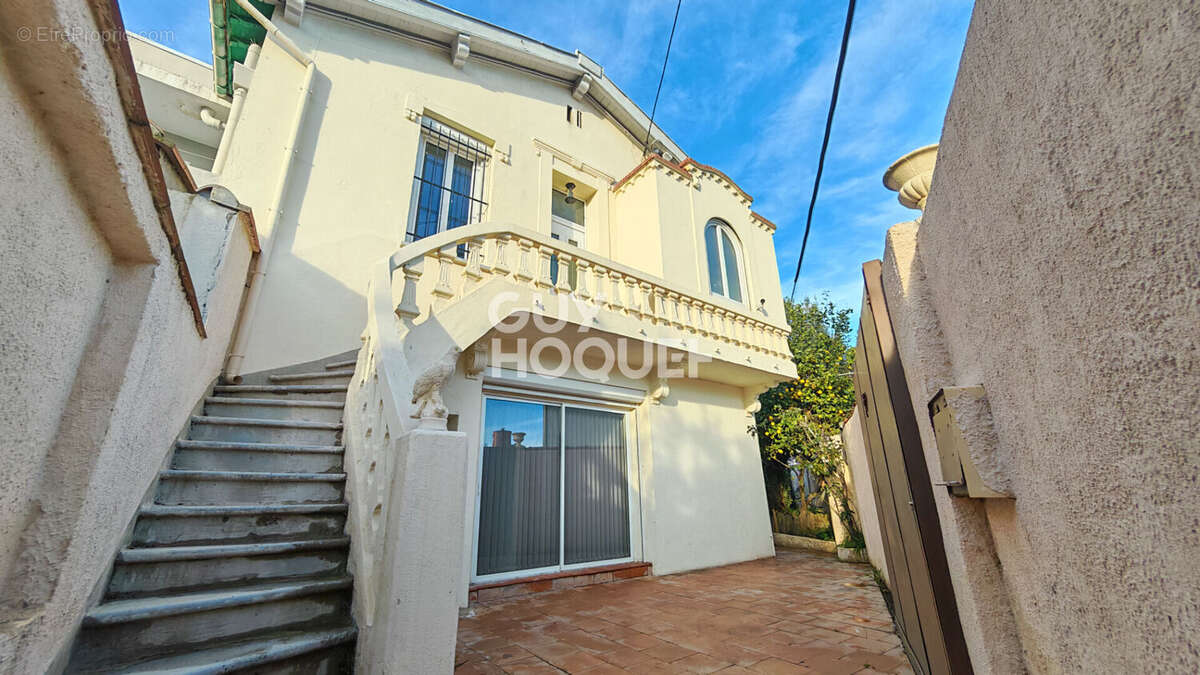 PERPIGNAN quartier des platanes, à vendre maison de ville, 4 pièces avec jardin et garage à motos - photo 2