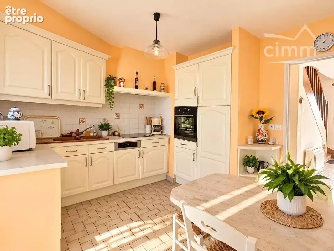 À Vineuil, à seulement 5 minutes de Blois, une maison familiale où espace, confort et proximité des commerces se conjuguent au q - photo 10