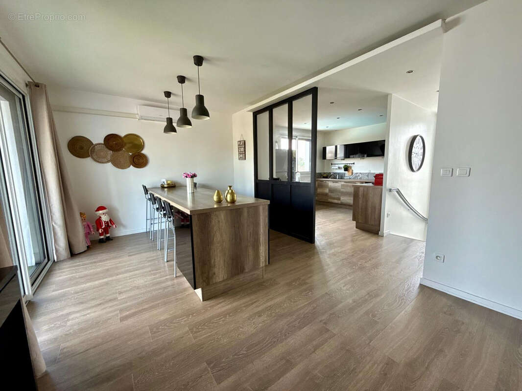 Maison familiale 6 chambres avec appartement indépendant, piscine et grand garage à Mably - photo 5