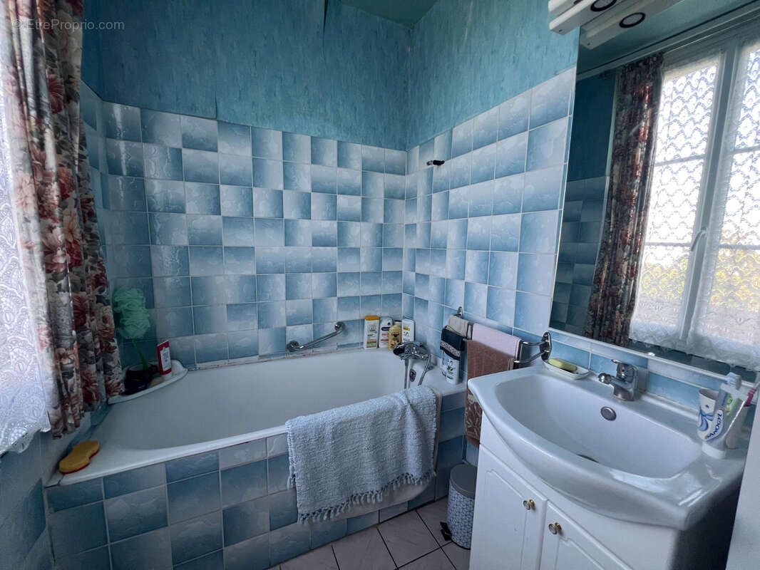 Maison de maître au fond d'une allée au calme avec annexes - photo 14