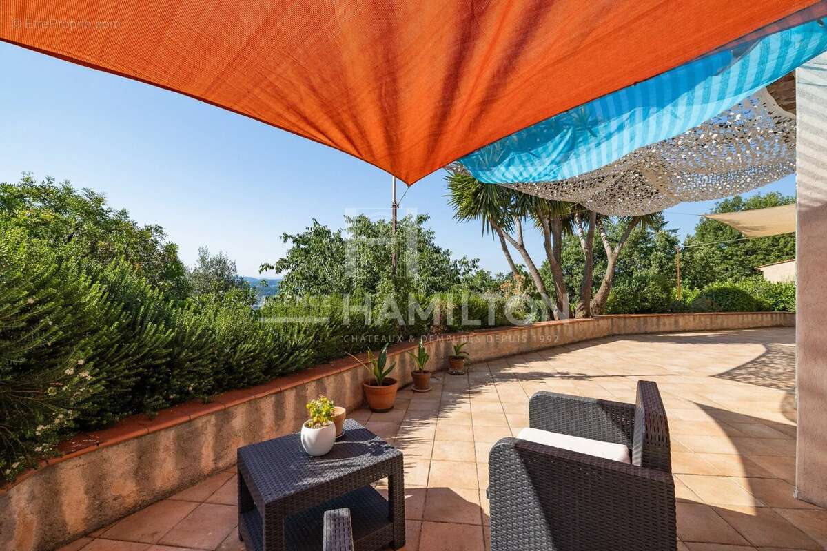 Maison à CHATEAUNEUF-GRASSE