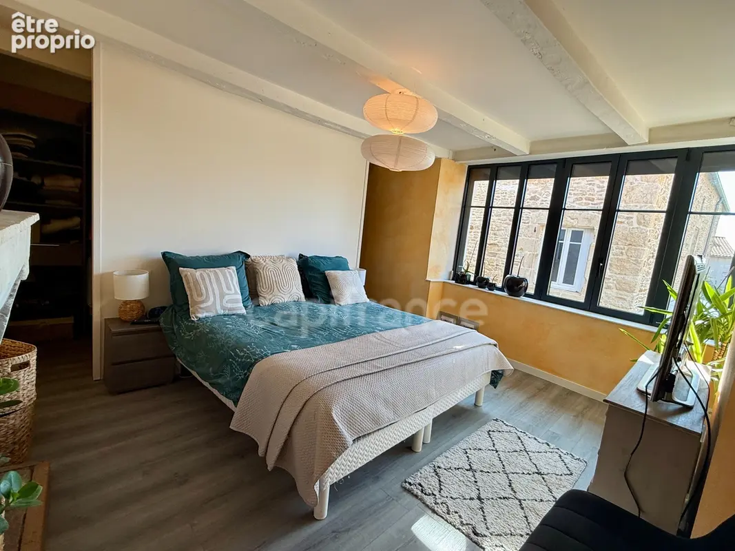  175 m² habitables rénovés et un espace complémentaire de 135 m² - photo 7