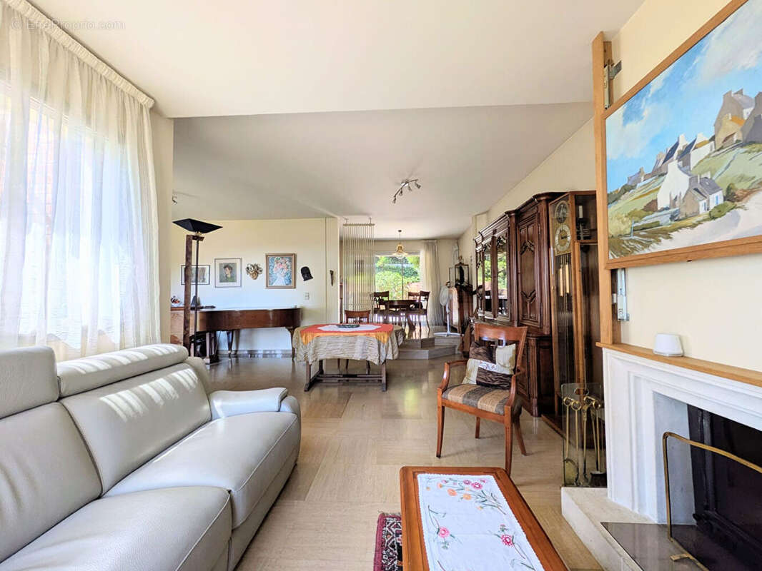 Maison d'architecte familiale de 170 m² avec jardin, terrasses et double garage dans un quartier résidentiel recherché - photo 4