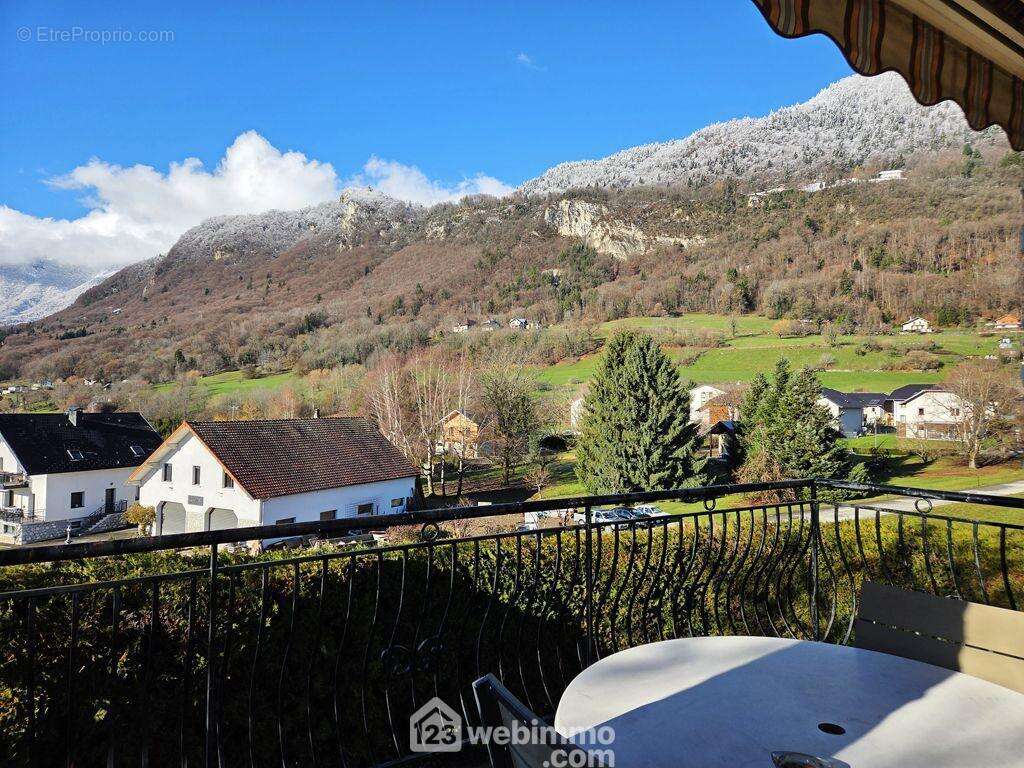 Celle-ci est exposée Sud-Ouest avec une vue dégagée sur les montagnes. - Maison à MERCURY