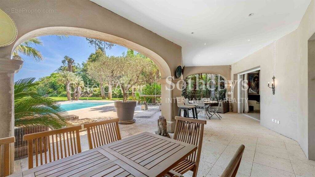 Grimaud villa provençale de charme avec piscine, jardin paysager et cinq suites - photo 9