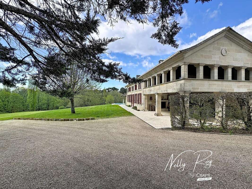 Maison 228 m² à Tizac-De-Lapouyade  - photo 7