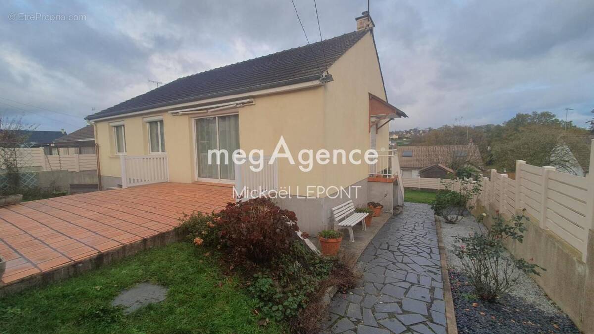 Maison à LE GENEST-SAINT-ISLE