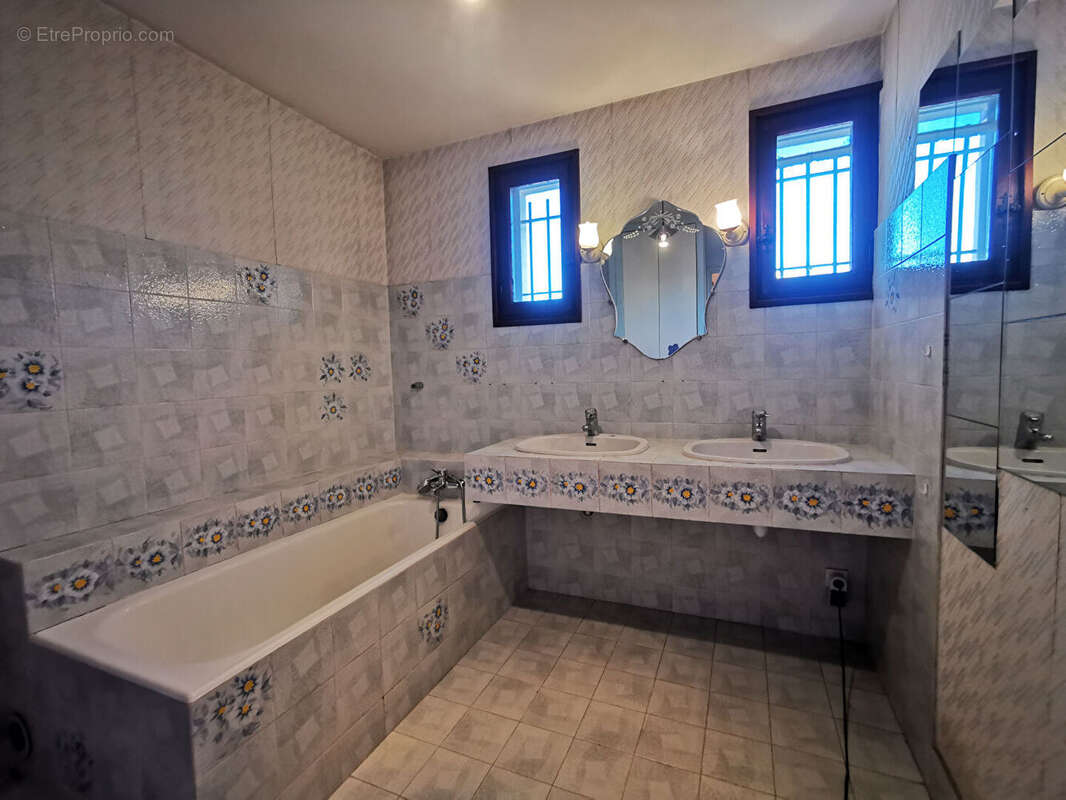 Maison traditionnelle t5 (construite en 1973) de 138 m² sur un terrain de 1 003  m2 - photo 12