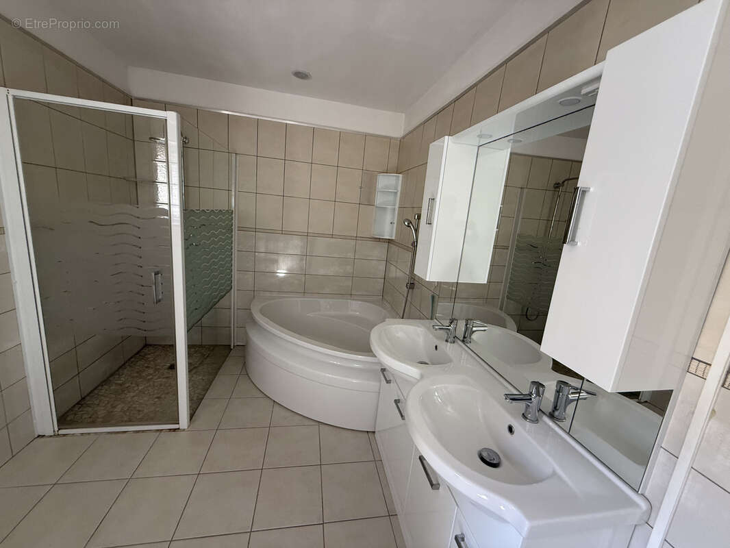 Maison à SAINT-JULIEN-LES-ROSIERS