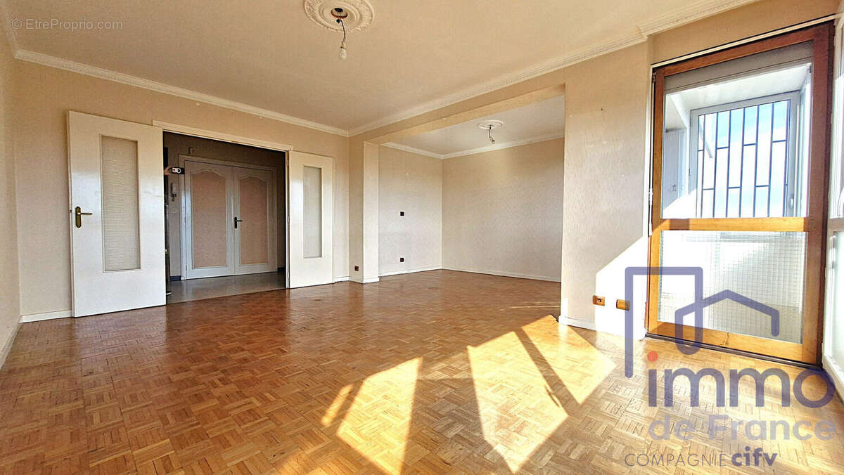 salon et salle a manger vide actuellement possibilité de visualiser la troisième chambre si necessaire  - Appartement à VILLARS