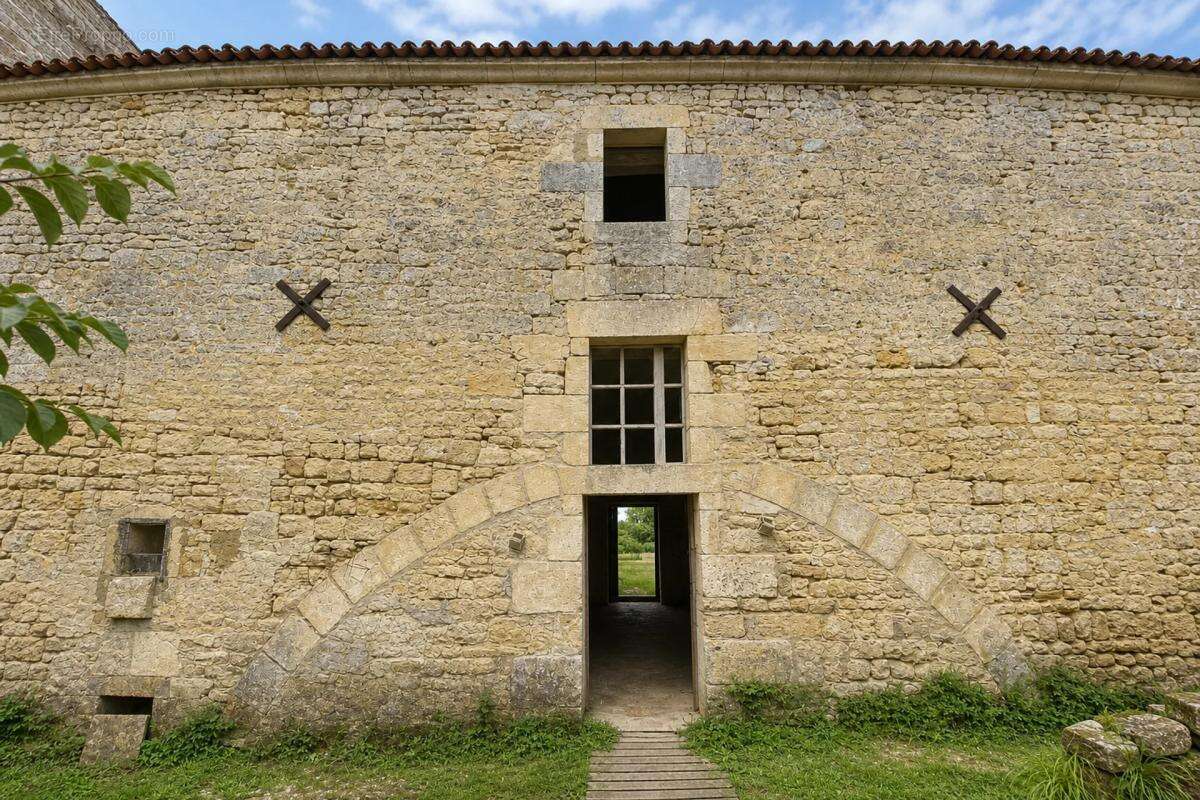 Ancien château de 7 pièces de 400 m² à Saint-Savinien - photo 4