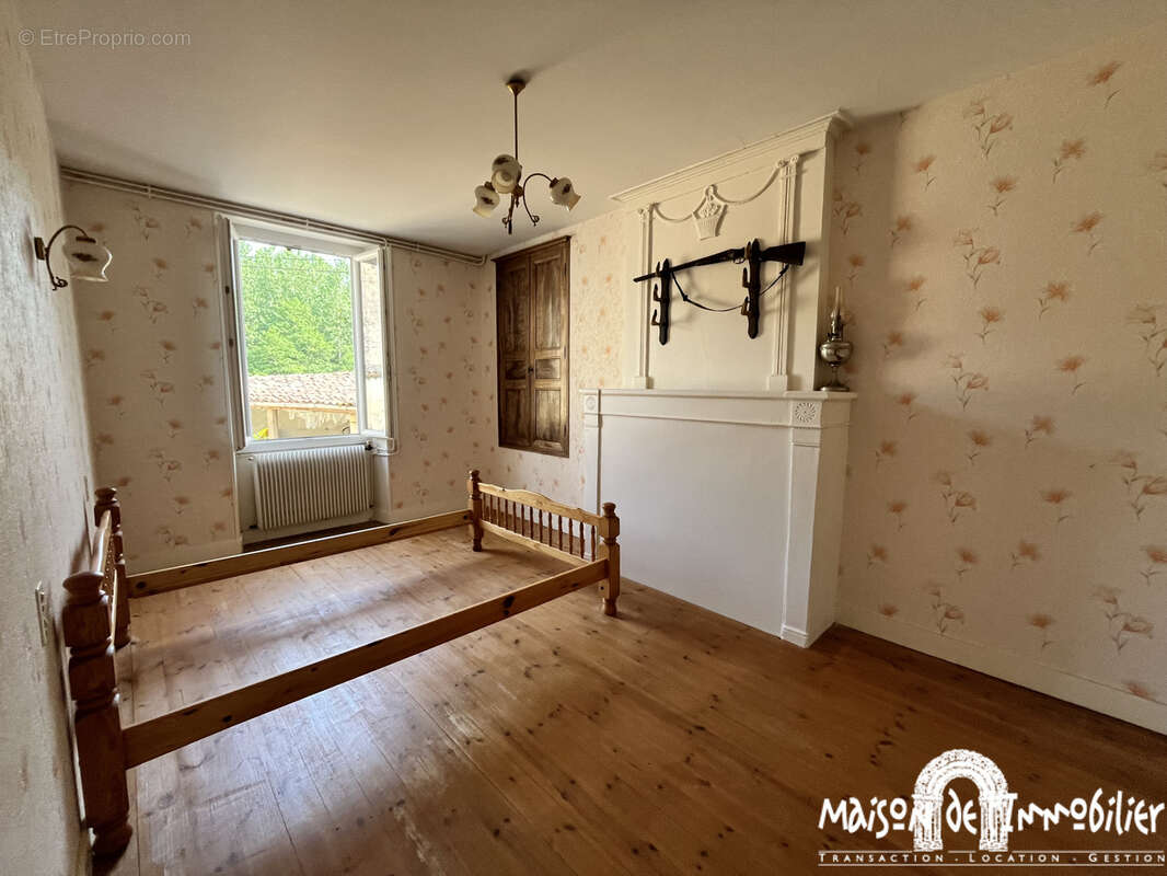À Vendre à LOUZAC SAINT ANDRÉ - Spacieuse maison Charentaise - 210m2 - 6 pièces - photo 9