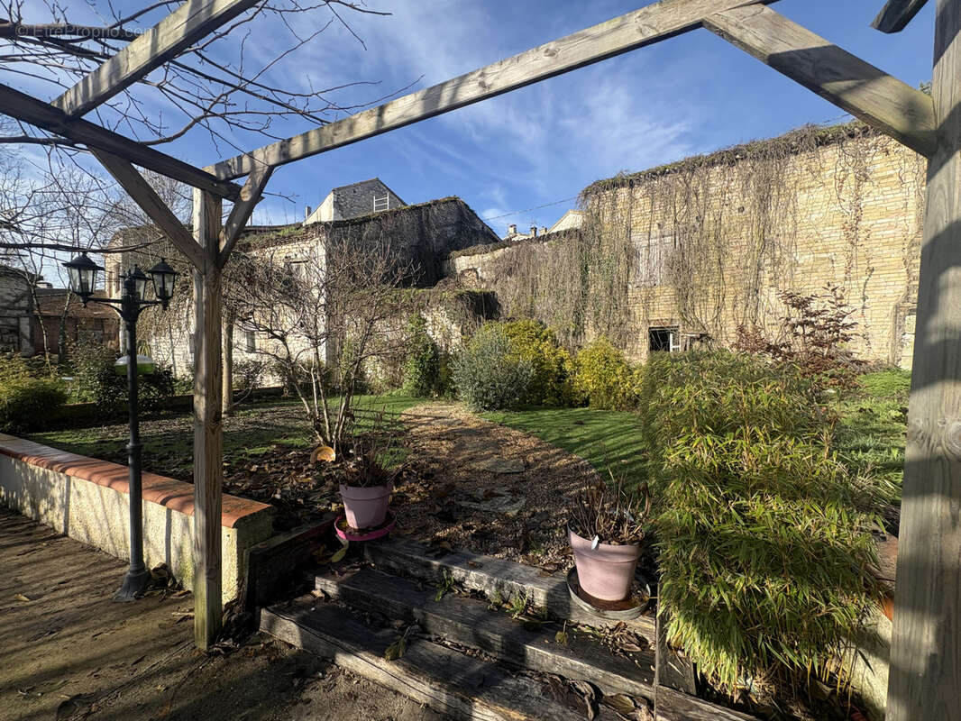 Commerce à MONTAIGU-DE-QUERCY