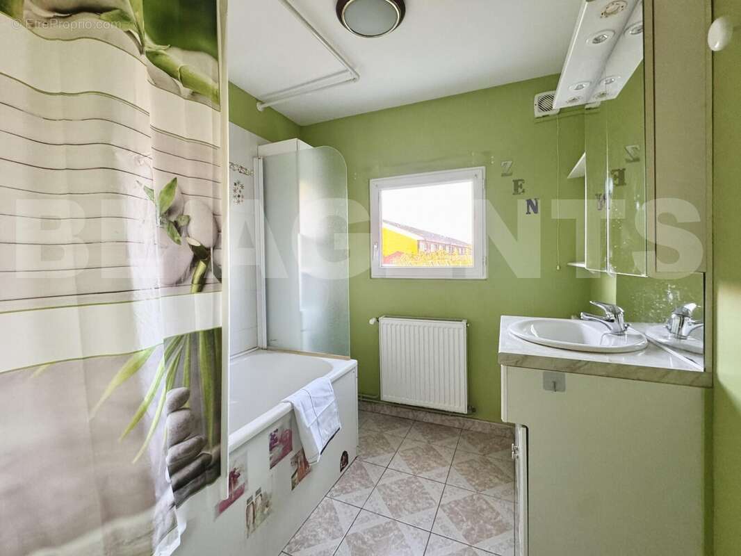 * sdb - Maison à SOMAIN