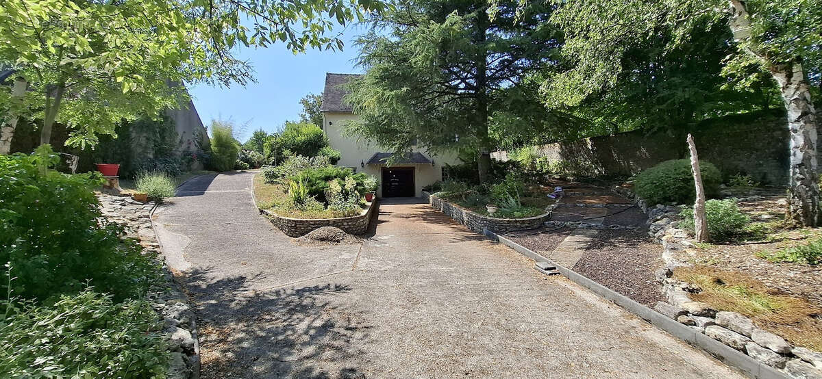 À vendre   Maison familiale de 175 m2   7 pièces   4 chambres   Yèvre-le-Châtel - photo 3
