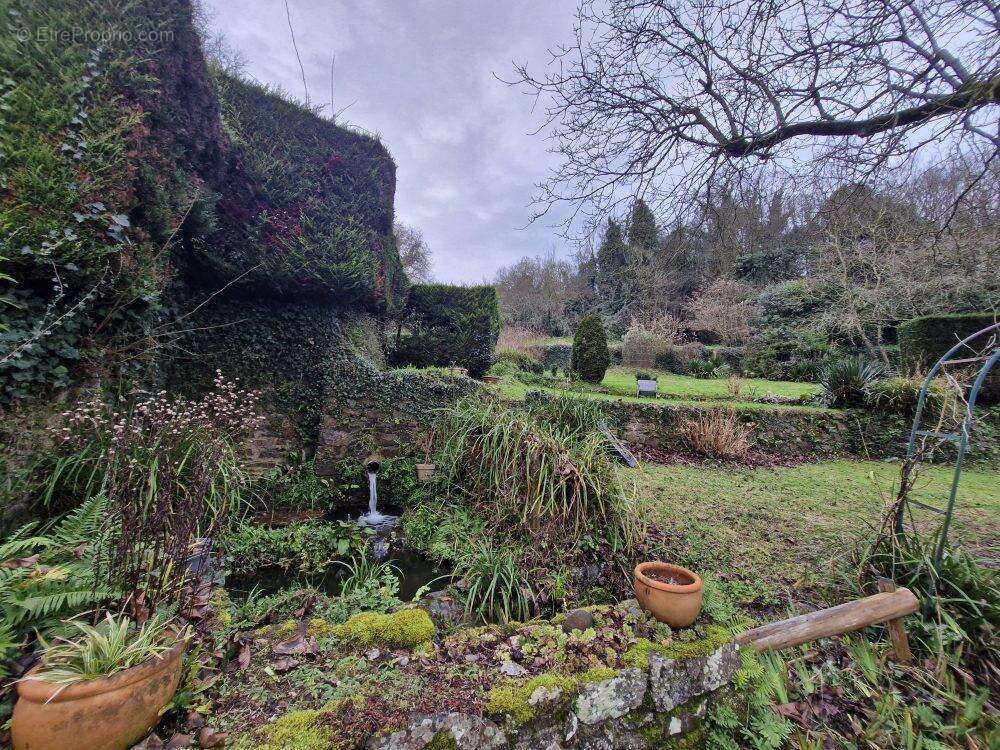 La fontaine et le parc avec sur sur la vallée  - Appartement à DINAN