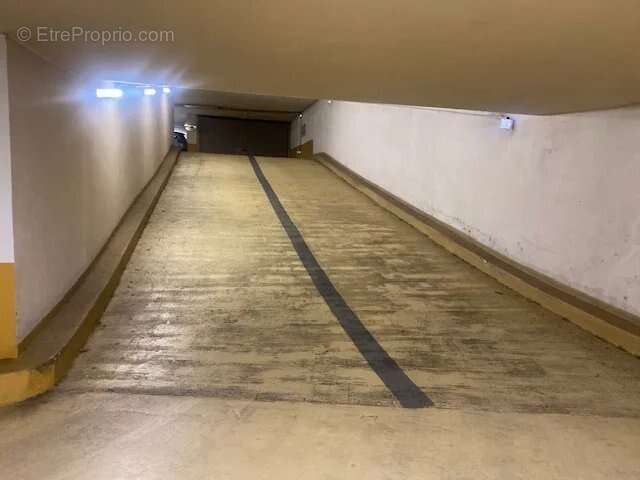 Parking à PARIS-16E