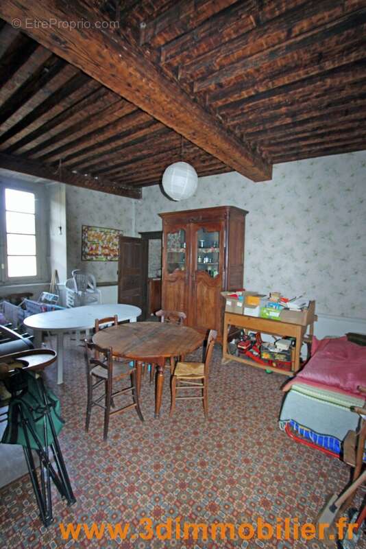 CHAMBRE AU REZ-DE-CHAUSSEE - Maison à ARLAY