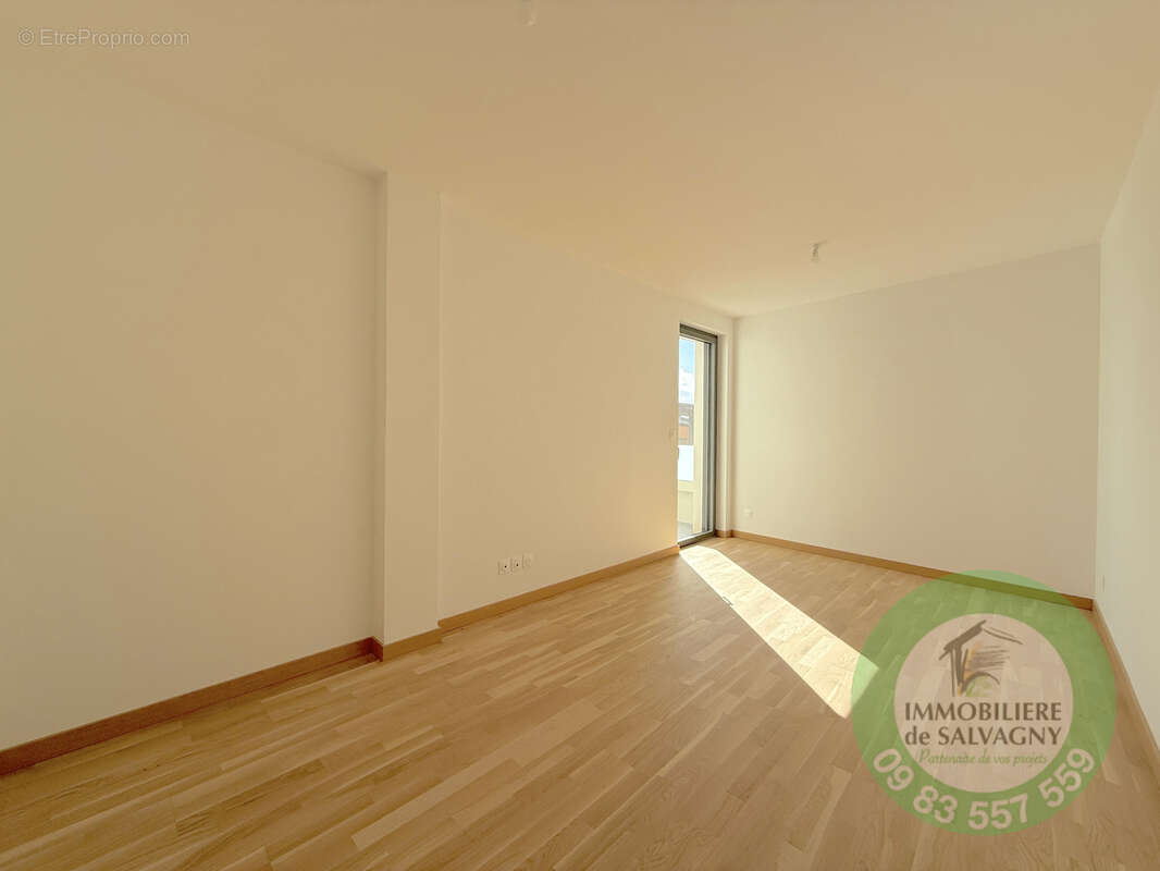 Appartement à LA TOUR-DE-SALVAGNY
