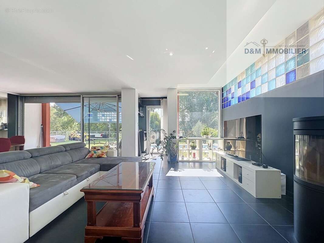 Située dans un environnement privilégié à Villariès (31380), cette superbe maison d'architecte réalisée par Franck Duflo en 2008 - photo 2