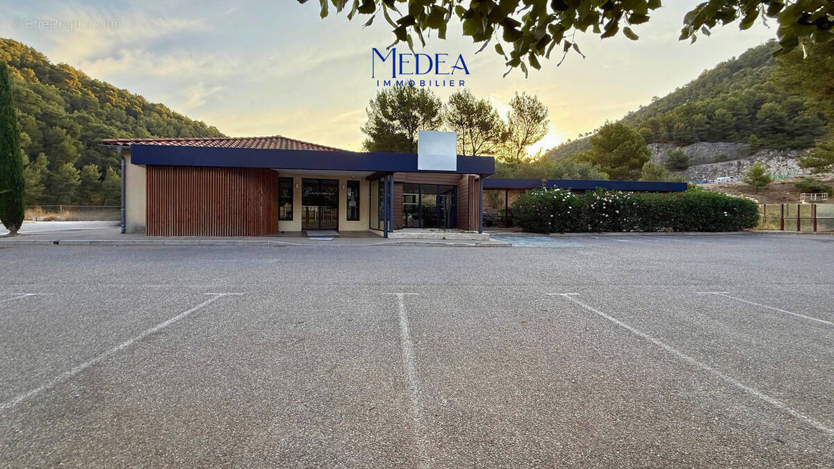 Photo 1 - Commerce à CARNOUX-EN-PROVENCE