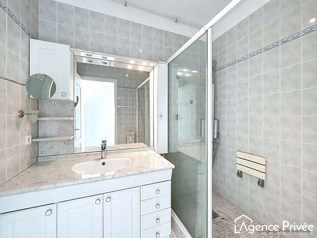 Salle de douche - Appartement à CAGNES-SUR-MER