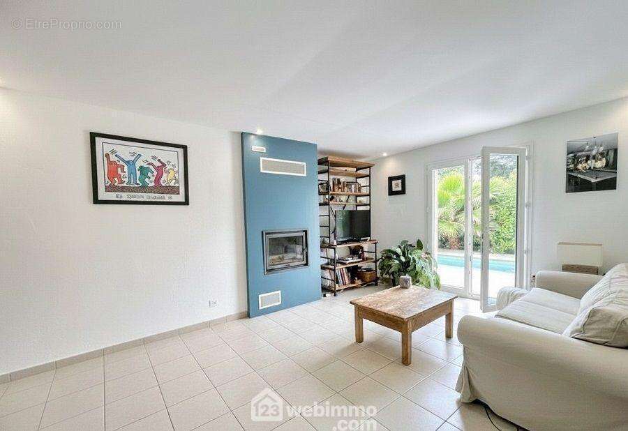 Salon confortable et lumineux ouvrant sur l?extérieur. - Maison à SAINTE-MAXIME