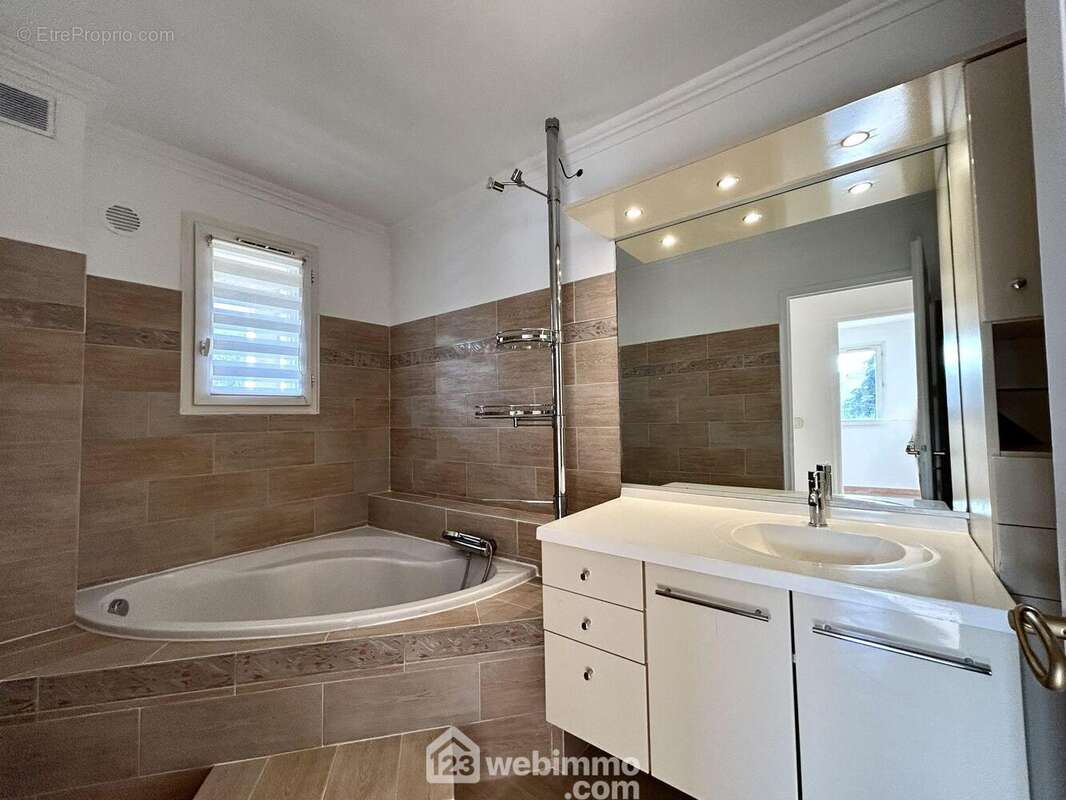 Salle de bains avec fenêtre - Appartement à LUCCIANA