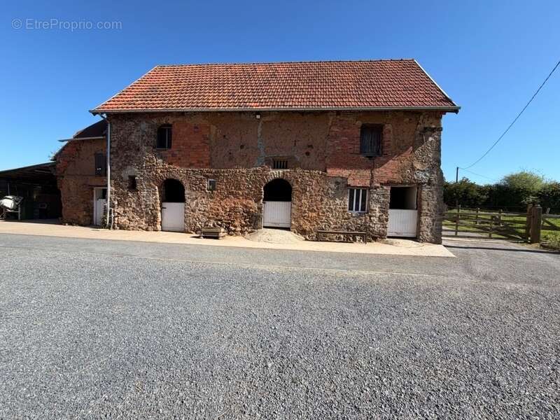  propriété équestre de caractère – 3,3 hectares – habitation + gîte + dépendances  le dezert (50) - photo 7