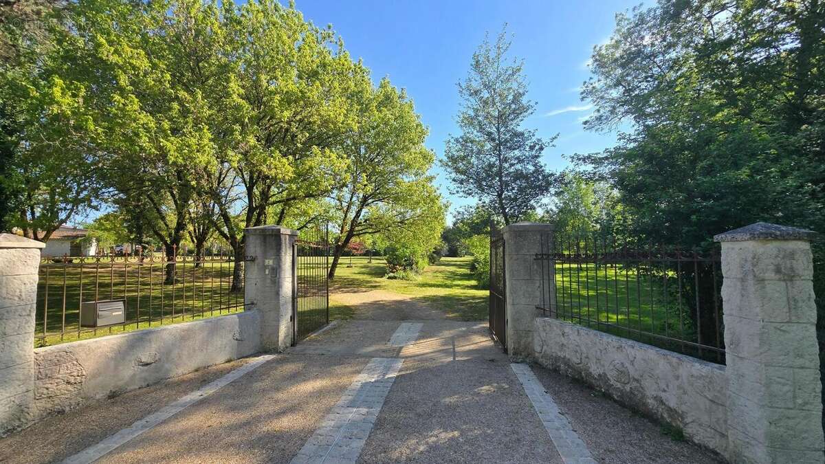 Maison 235 m² à Queaux  - photo 2