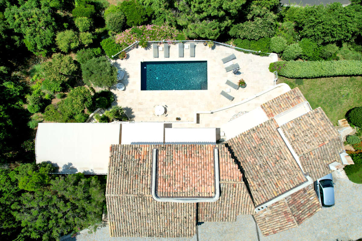 À vendre villa beaux volumes 6 chambres vue mer sud-ouest parkings aux issambres - photo 4