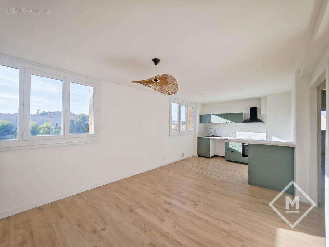 Appartement 3 Pièces Lumineux Dernier Étage Marseille 4ème Quartier Chartreux à 210 000€ FAI - photo 2