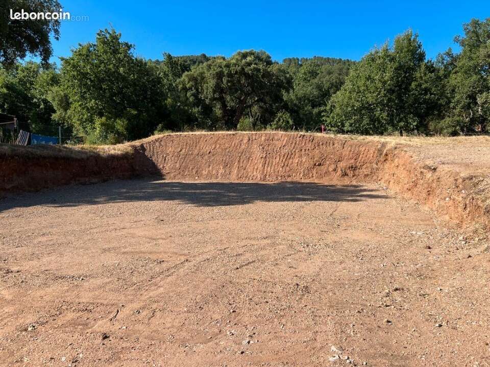 Terrain à LES MAYONS