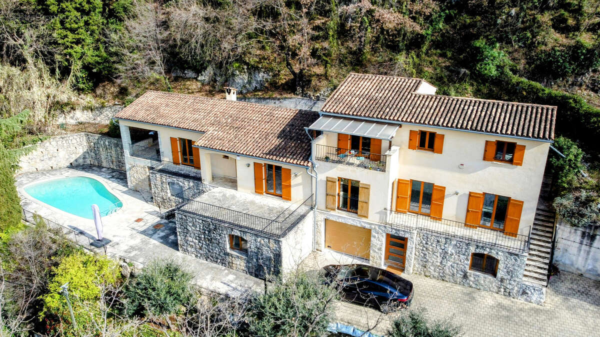 À Tourrettes-sur-Loup   Maison composée de 3 appartements + studio, piscine et vaste sous-sol - photo 28