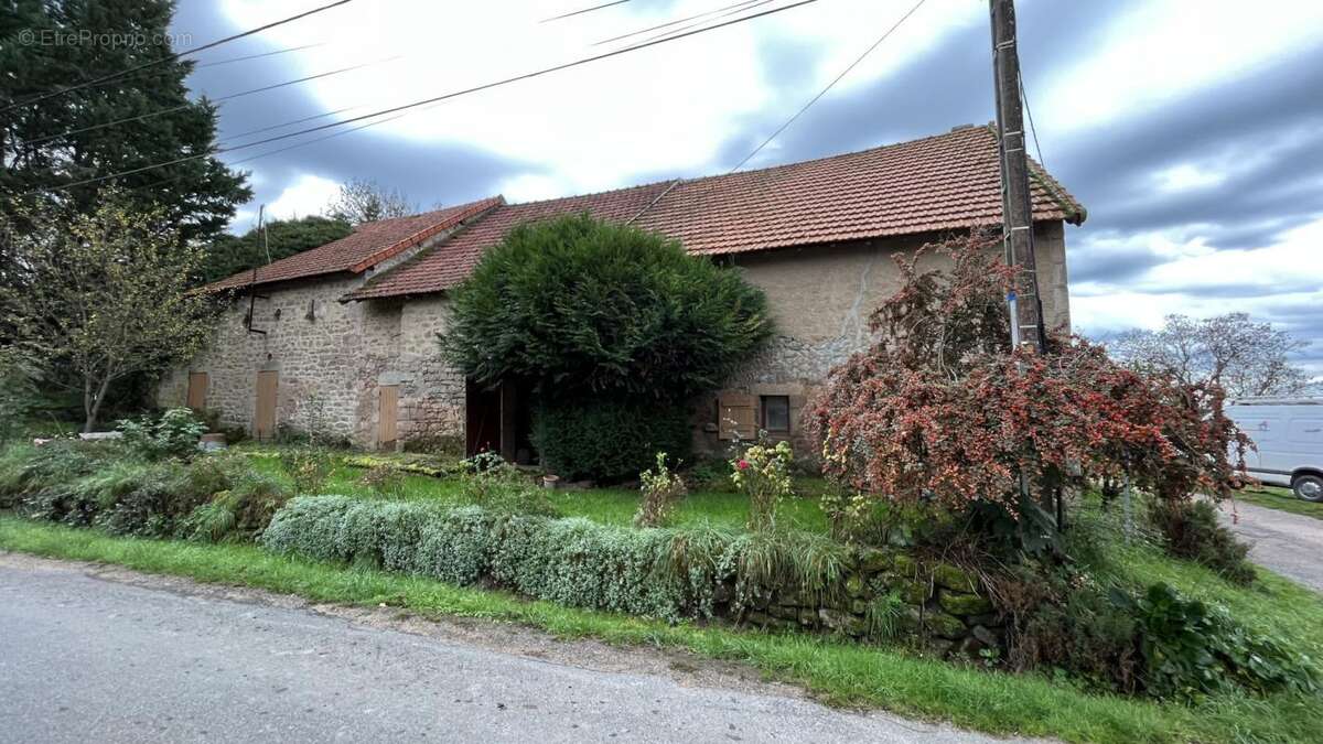 Corps de bâtiment à rénover dans un petit hameau - photo 2