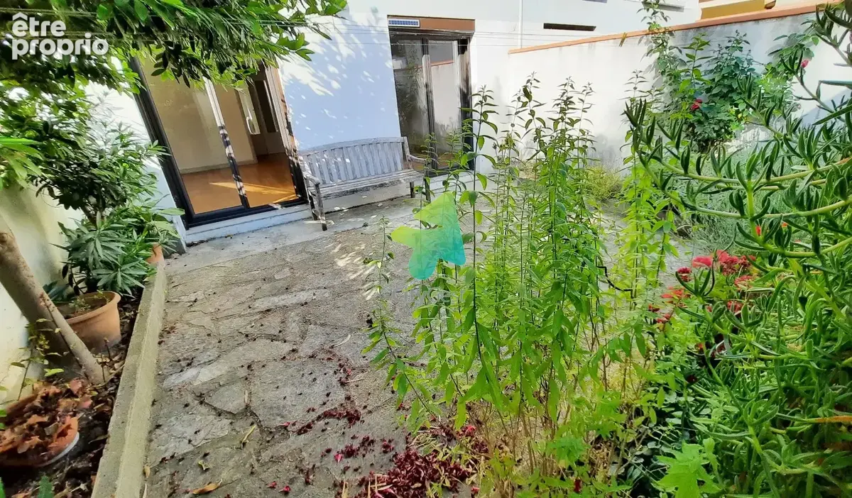 SECTEUR LES HALLES Appartement T3, Cour, Garage - photo 2