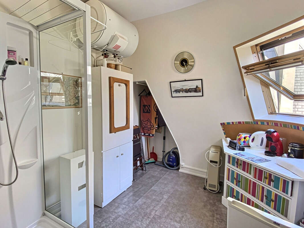 Paris 6e arrondissement - Quartier Rennes/Assas- Chambre de 12,56m2 au sol et 10,88m2 Carrez - photo 2