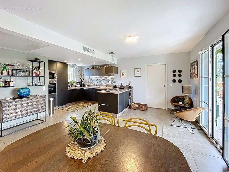 Appartement à ROQUEFORT-LES-PINS