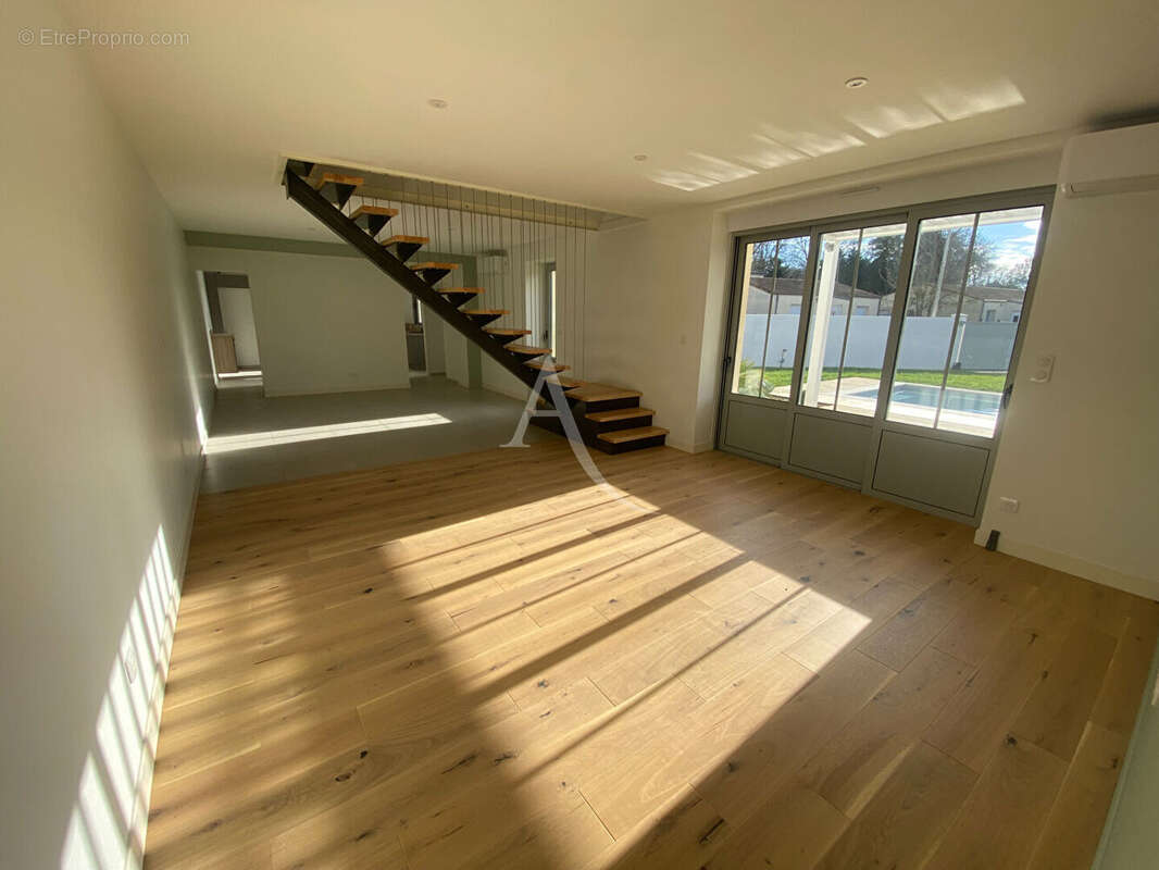 Maison à SAINT-LAURENT-DE-LA-PREE